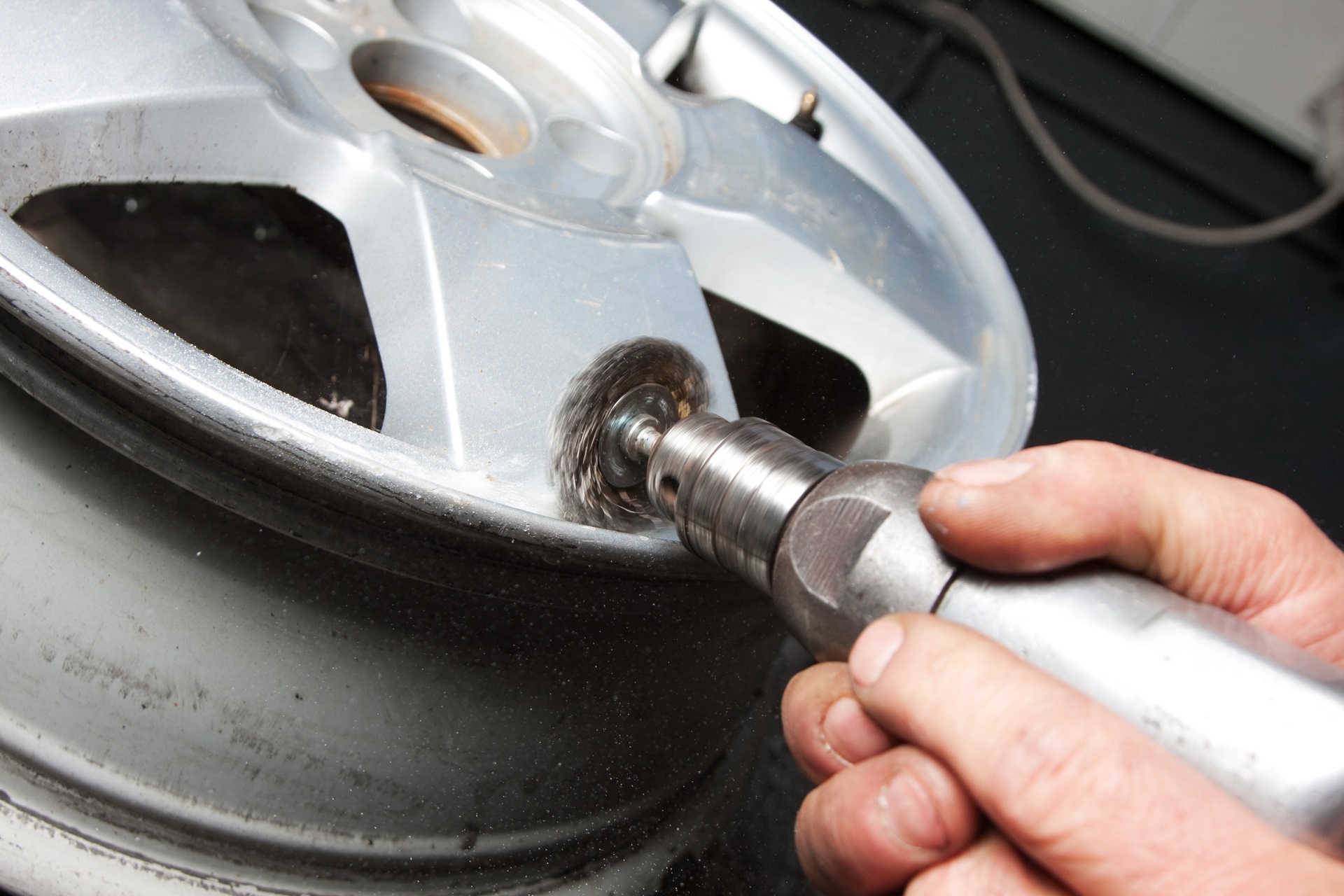 Fixing Curb Damage: Wheel Repair Benefits